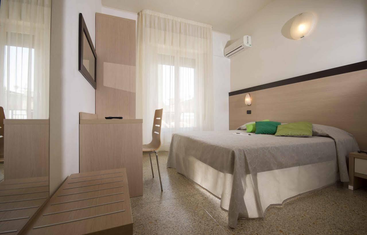 Hotel Veliero Rimini Exterior photo
