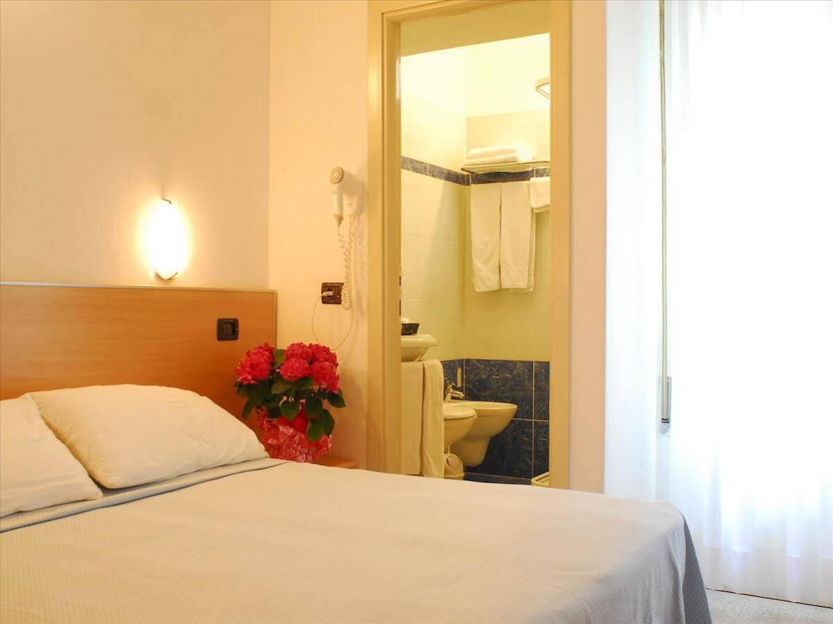 Hotel Veliero Rimini Exterior photo