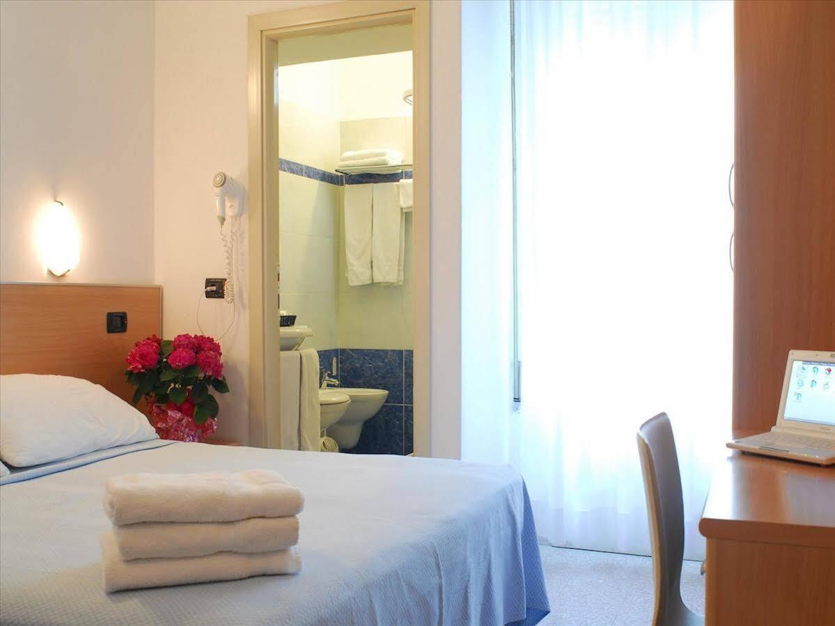 Hotel Veliero Rimini Exterior photo